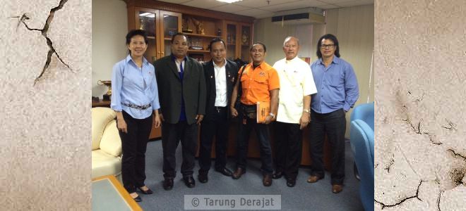 (gambar dari kanan ke kiri) Mrs. Low Beng Cho selaku SEAG Office Legal Advisor, Datuk Osman Nok selaku Secjend Malaysia TDF, Mr.Gung Cok and Kang Gde selaku delegasi Perguruan Pusat Tarung Derajat, Mr.Noor Abd Rahim selaku Deputy President Malaysia NOC, dan Mr.Zakaria dari Tarung Derajat  Kuantan Committee