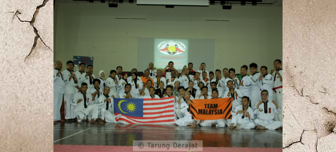 Foto bersama seluruh peserta, pelatih, dan pengurus