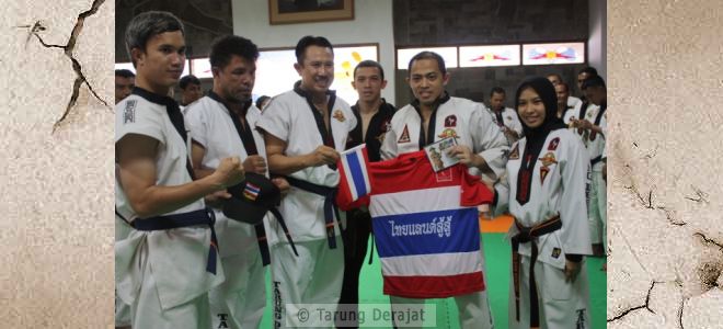 Trainees from Thailand gave souvenirs