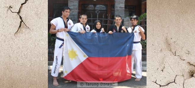 A photo with the participants from the Philippines